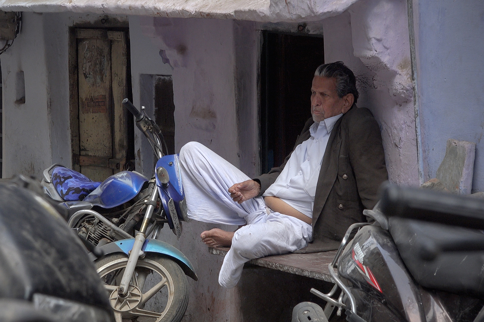 Christoph Radke, India, Udaipur, ein sich ausruhender älterer Mann, 2020